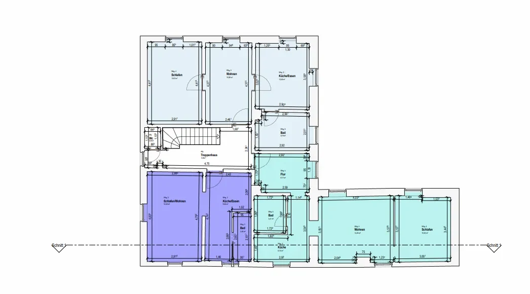 Grundriss eines Mehrfamilienhauses mit farblich getrennten Wohnungen, Raumbezeichnungen und Bemaßung